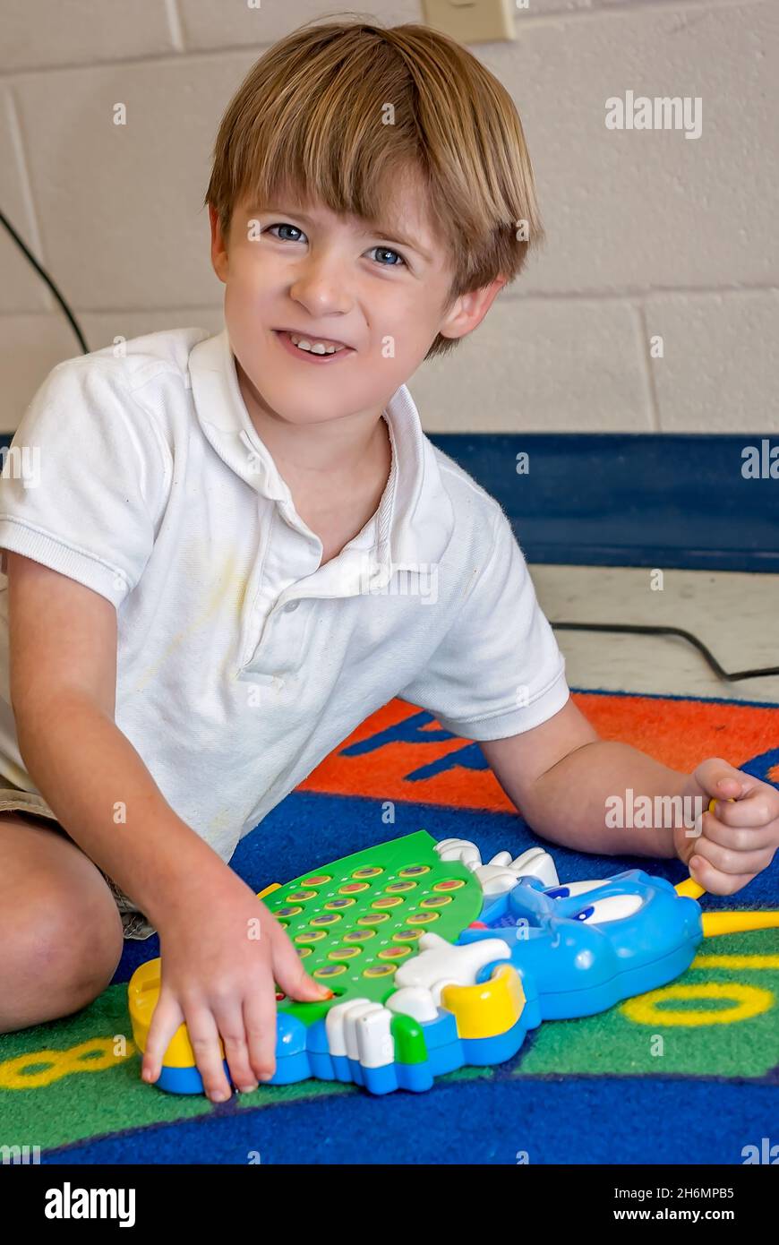 Un kindergartner suona con il giocattolo elettronico Phonics Firefly di Educational Insights l'ultimo giorno di scuola, 13 giugno 2011, in Mississippi. Foto Stock