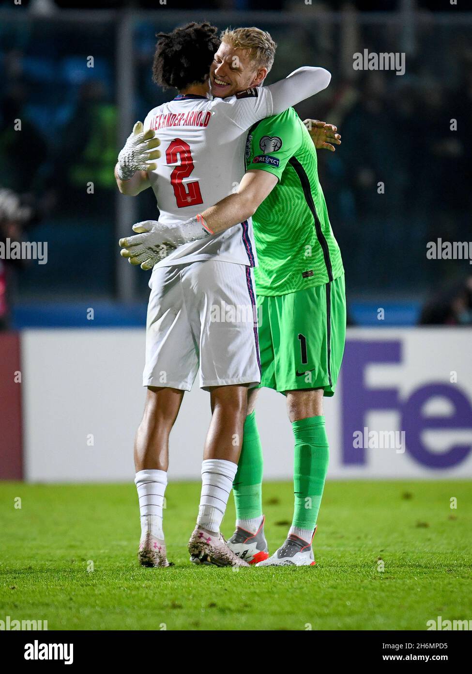 Stadio di San Marino, San Marino, Repubblica di San Marino, 15 novembre 2021, il Trent Alexander-Arnold dell'Inghilterra abbraccia Aaron Ramsdale durante il QAT Foto Stock