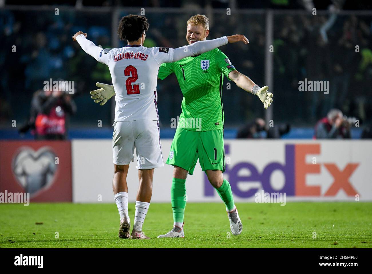 Stadio di San Marino, San Marino, Repubblica di San Marino, 15 novembre 2021, il Trent Alexander-Arnold dell'Inghilterra abbraccia Aaron Ramsdale durante il QAT Foto Stock