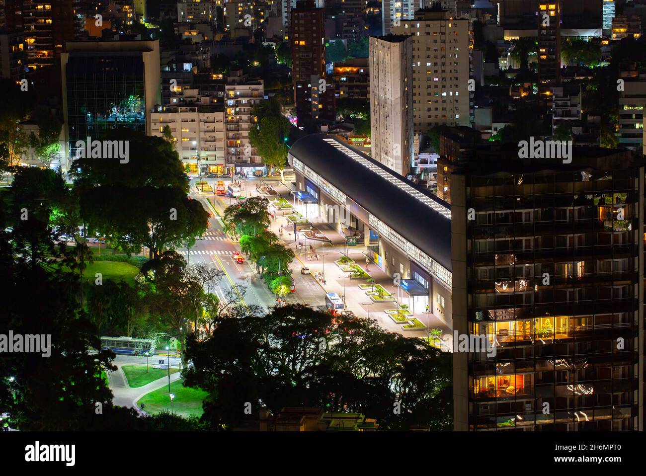 Vista aerea della moderna stazione ferroviaria con edifici residenziali alti Foto Stock