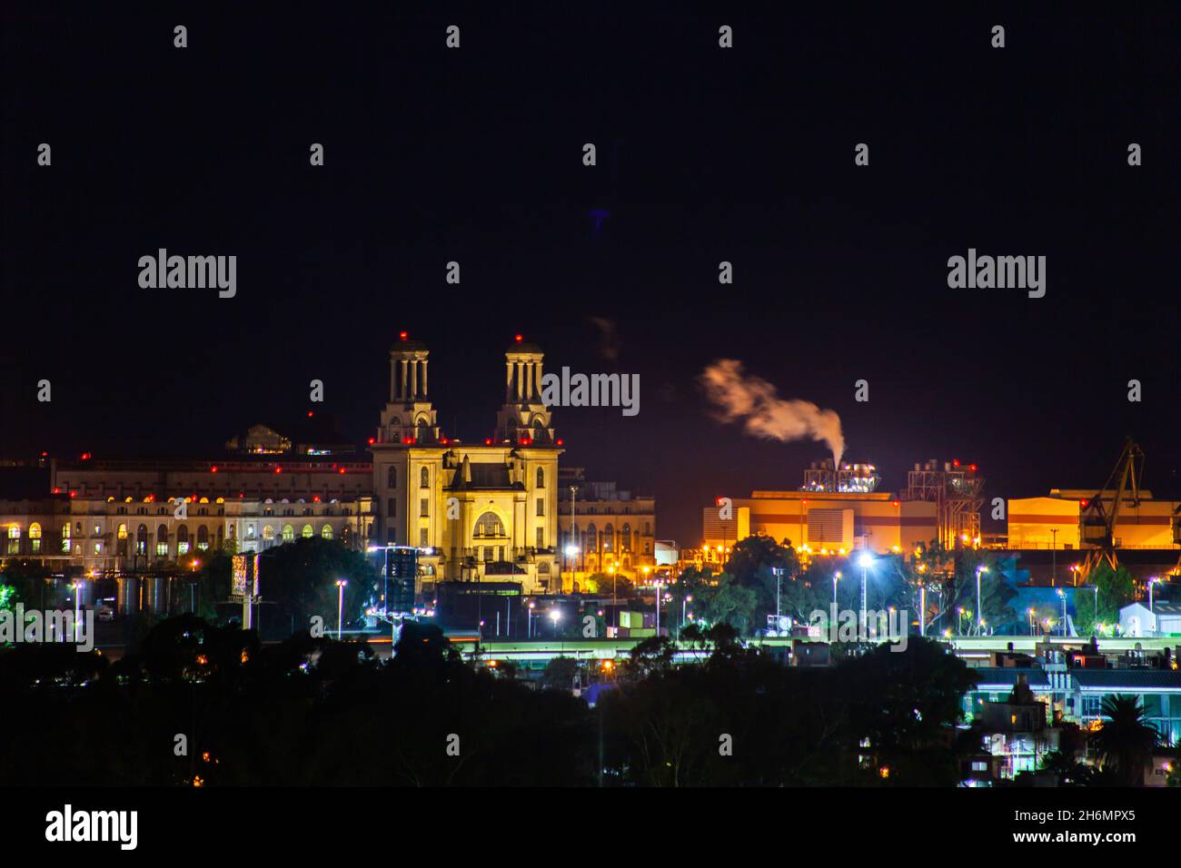 Vista di edifici industriali con contenitori di carico Foto Stock