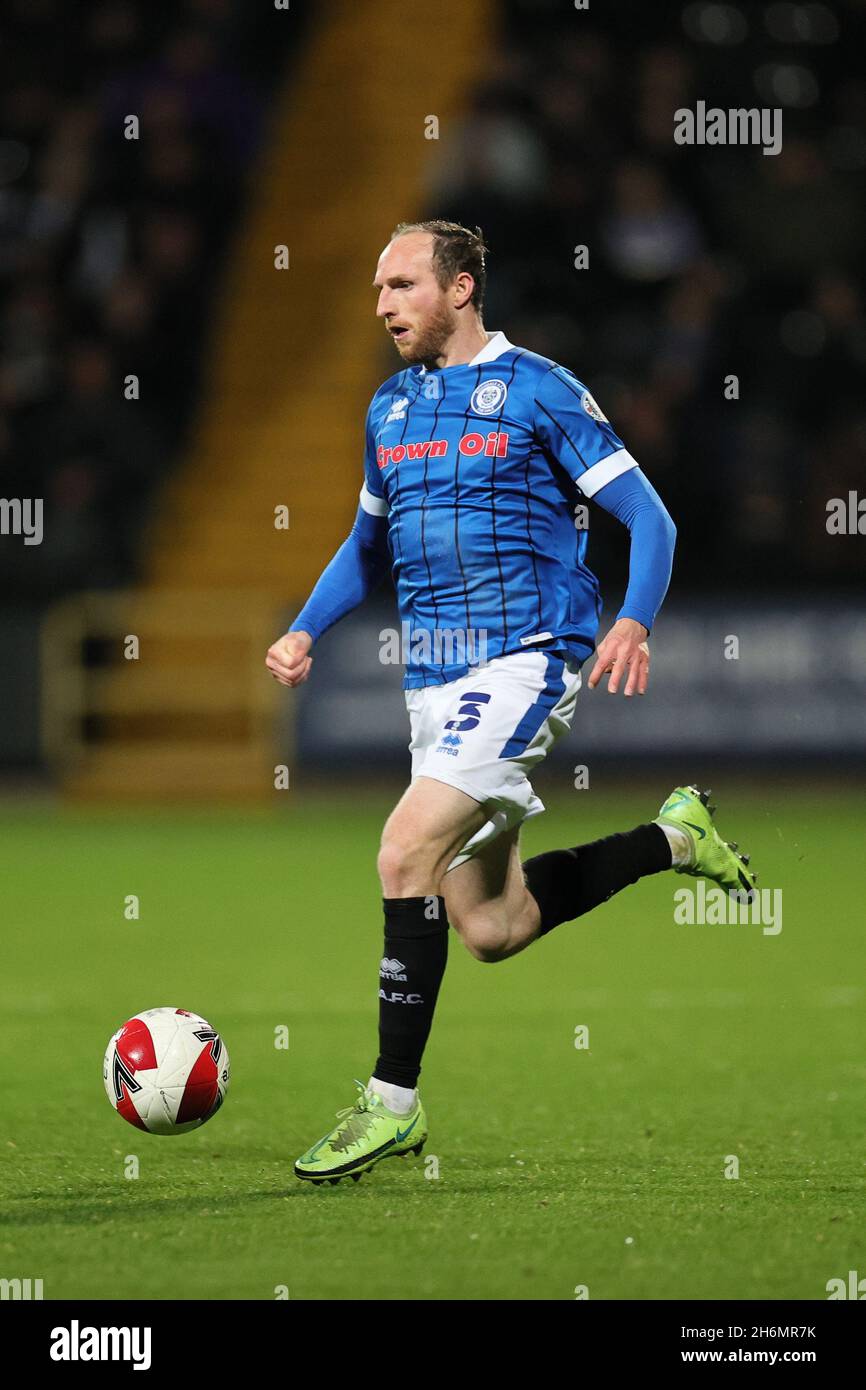 NOTTINGHAM, REGNO UNITO. 16 NOVEMBRE. Aiden White of Rochdale in azione durante la prima partita di replay round della Emirates fa Cup tra la contea di Notts e Rochdale al Meadow Lane Stadium, Nottingham martedì 16 novembre 2021. (Credit: James Holyoak) Foto Stock