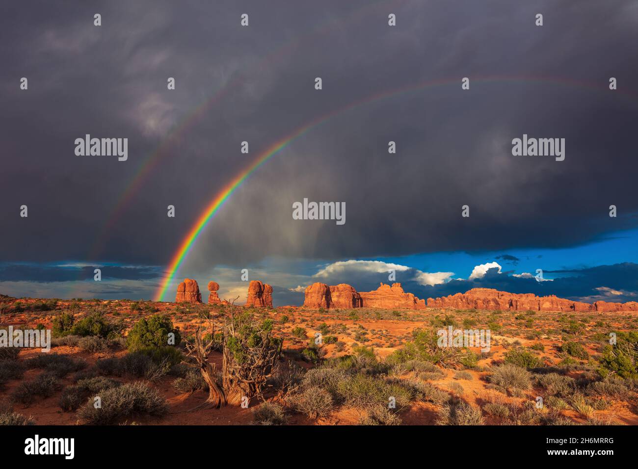 Doppio arcobaleno su Balanced Rock nell'Arches National Park, Utah Foto Stock