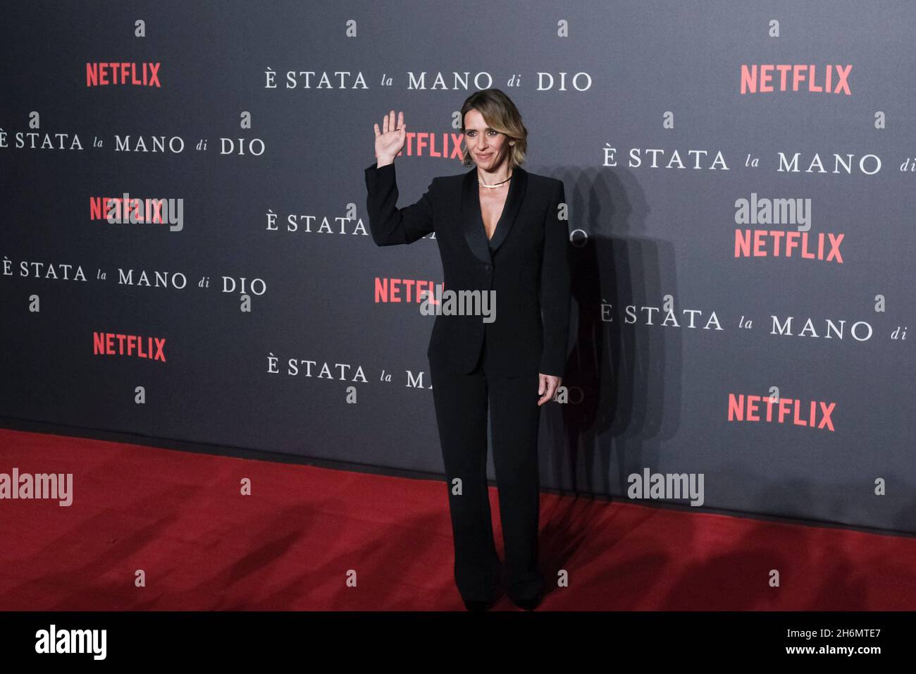 Il Metropolitan Cinema di Napoli ospiterà la prima di Paolo Sorrentino "IT was the Hand of God", il film che ha vinto il premio Silver Lion Grand Jury al Festival del Cinema di Venezia e che è stato nominato dall'Italia come Oscar per il miglior Film Internazionale. Nella foto Teresa Saponangelo Foto Stock