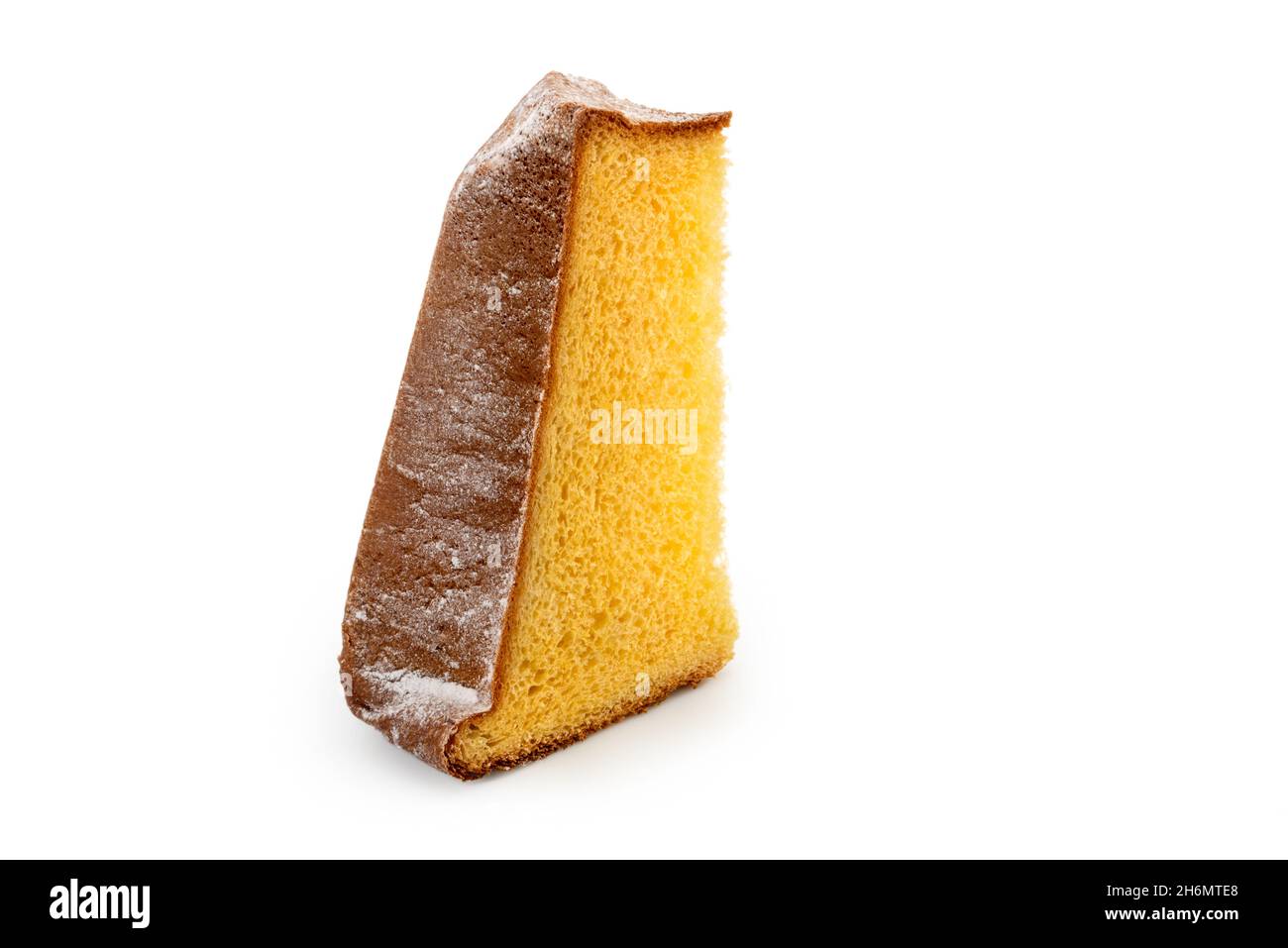 Fetta di Pandoro, tradizionale torta di Natale italiana con zucchero a velo isolato su bianco, percorso di taglio Foto Stock