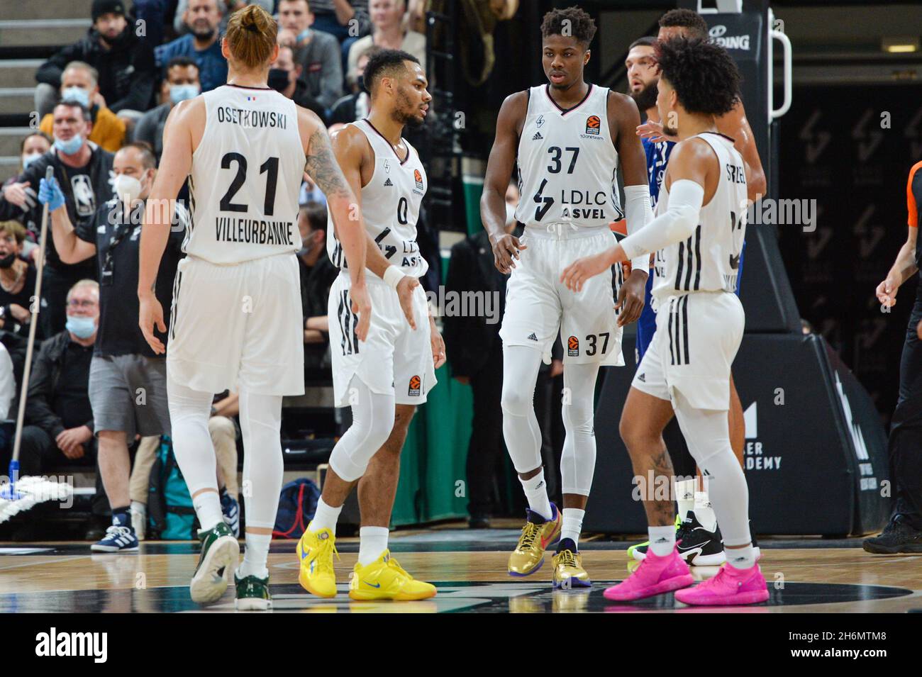 Lione, Francia. 16 novembre 2021. Lione, Francia, 16 novembre 2021 i giocatori di ASVEL durante la stagione regolare dell'Eurolega Turkish Airlines 10 tra LDLC ASVEL Lyon-Villeurbanne e Real Madrid all'Astroballe Arena di Villeurbanne, Francia. Lyubomir Domozetski/SPP Credit: SPP Sport Press Photo. /Alamy Live News Foto Stock