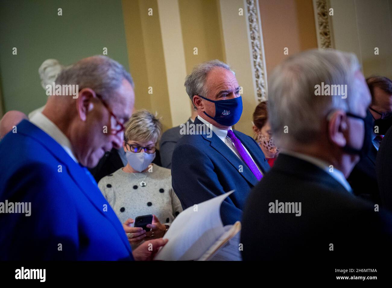 Washington, Vereinigte Staaten. 16 novembre 2021. Il senatore degli Stati Uniti Tim Kaine (democratico della Virginia), secondo da destra, partecipa ad una conferenza stampa a seguito della conferenza stampa del pranzo politico del Senato Democratâs al Campidoglio degli Stati Uniti a Washington, DC, martedì 16 novembre 2021. Credit: Rod Lammey/CNP/dpa/Alamy Live News Foto Stock