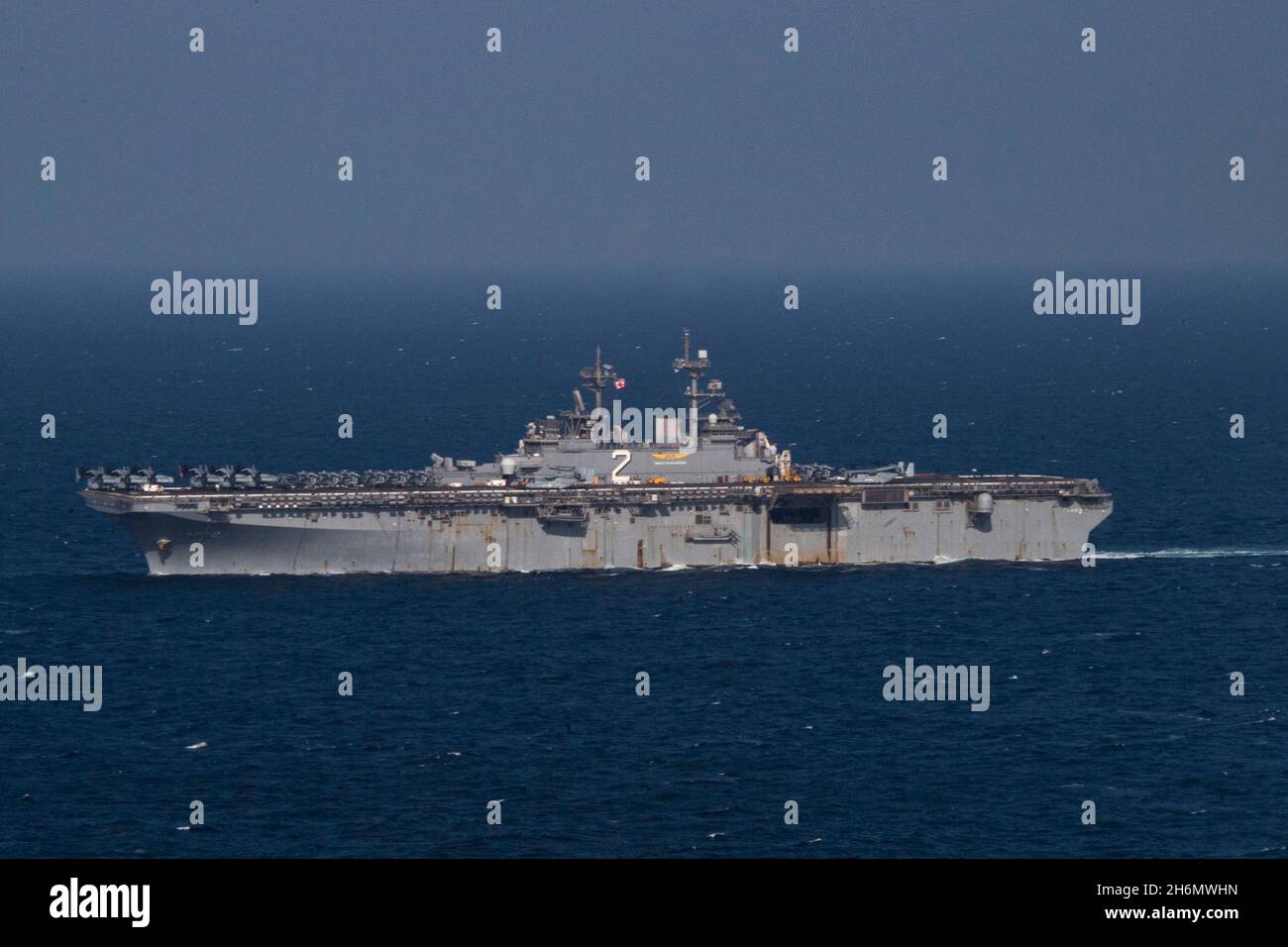 Golfo Persico, Arabia Saudita. 13 novembre 2021. La nave d'assalto anfibio USS Essex di classe Wasp della Marina degli Stati Uniti durante le operazioni di routine con la 5a flotta 13 novembre 2021 nel Golfo Arabico. Credito: MC1 Joseph Rolfe/U.S.A. Navy Photo/Alamy Live News Foto Stock