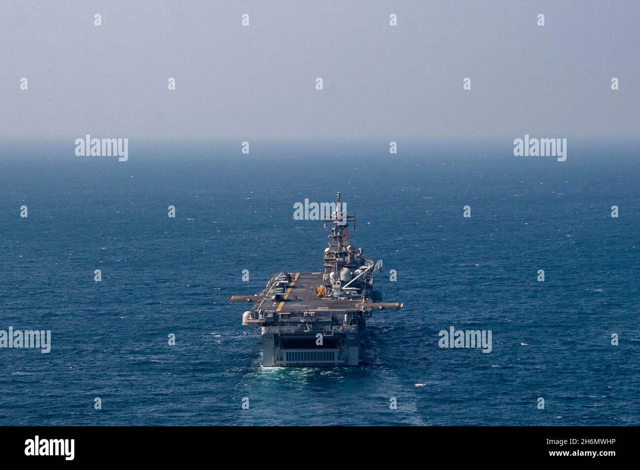 Golfo Persico, Arabia Saudita. 13 novembre 2021. La nave d'assalto anfibio USS Essex di classe Wasp della Marina degli Stati Uniti durante le operazioni di routine con la 5a flotta 13 novembre 2021 nel Golfo Arabico. Credito: MC1 Joseph Rolfe/U.S.A. Navy Photo/Alamy Live News Foto Stock