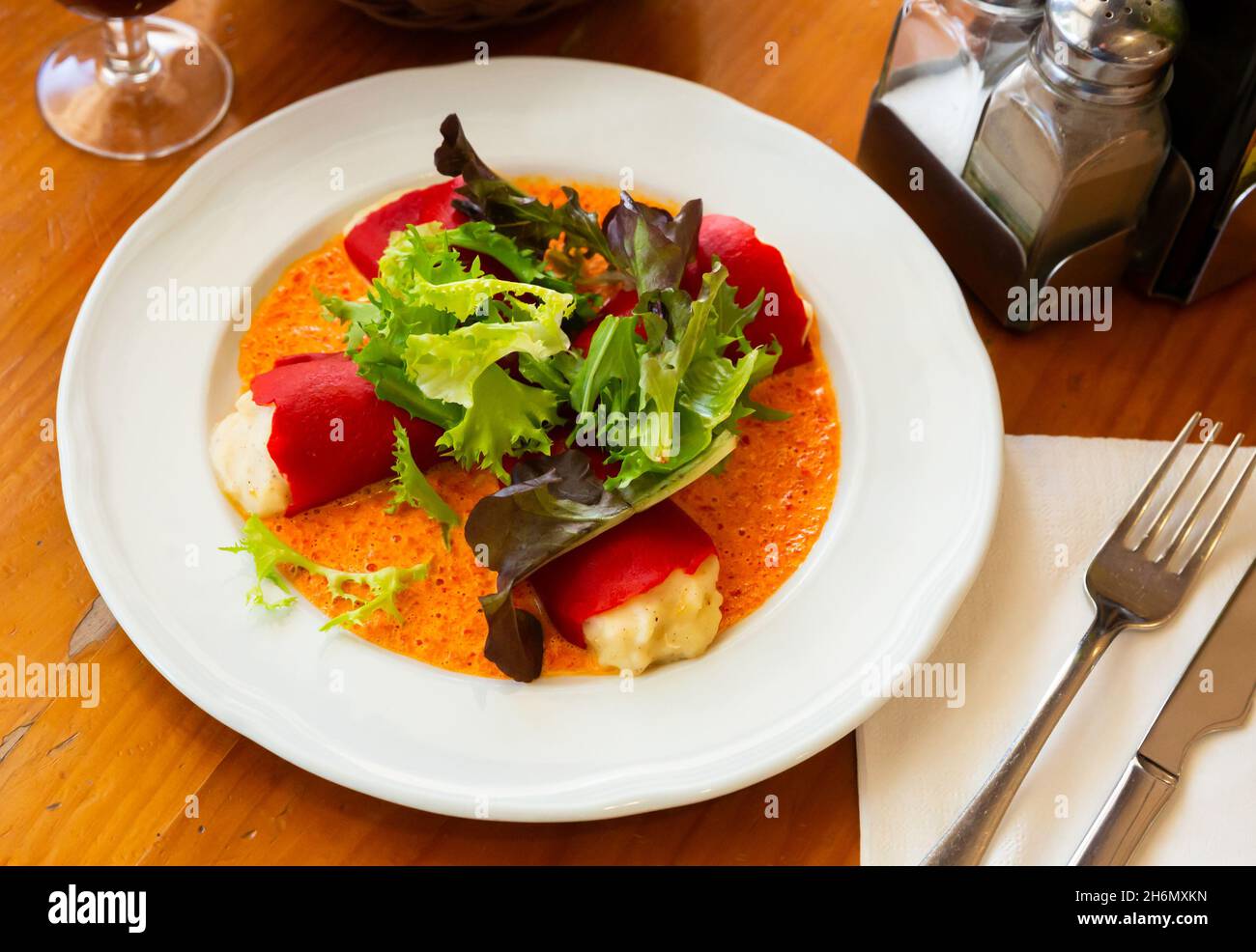 Gustosi peperoni piquillo ripieni con brandade di merluzzo in salsa Foto Stock