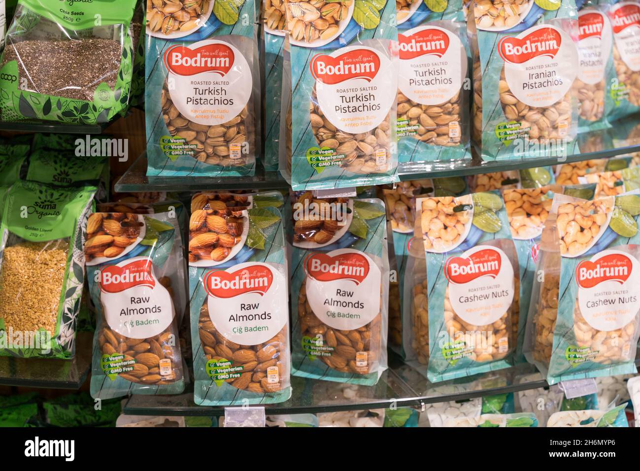snack pack di pistacchi turchi e mandorle Foto Stock