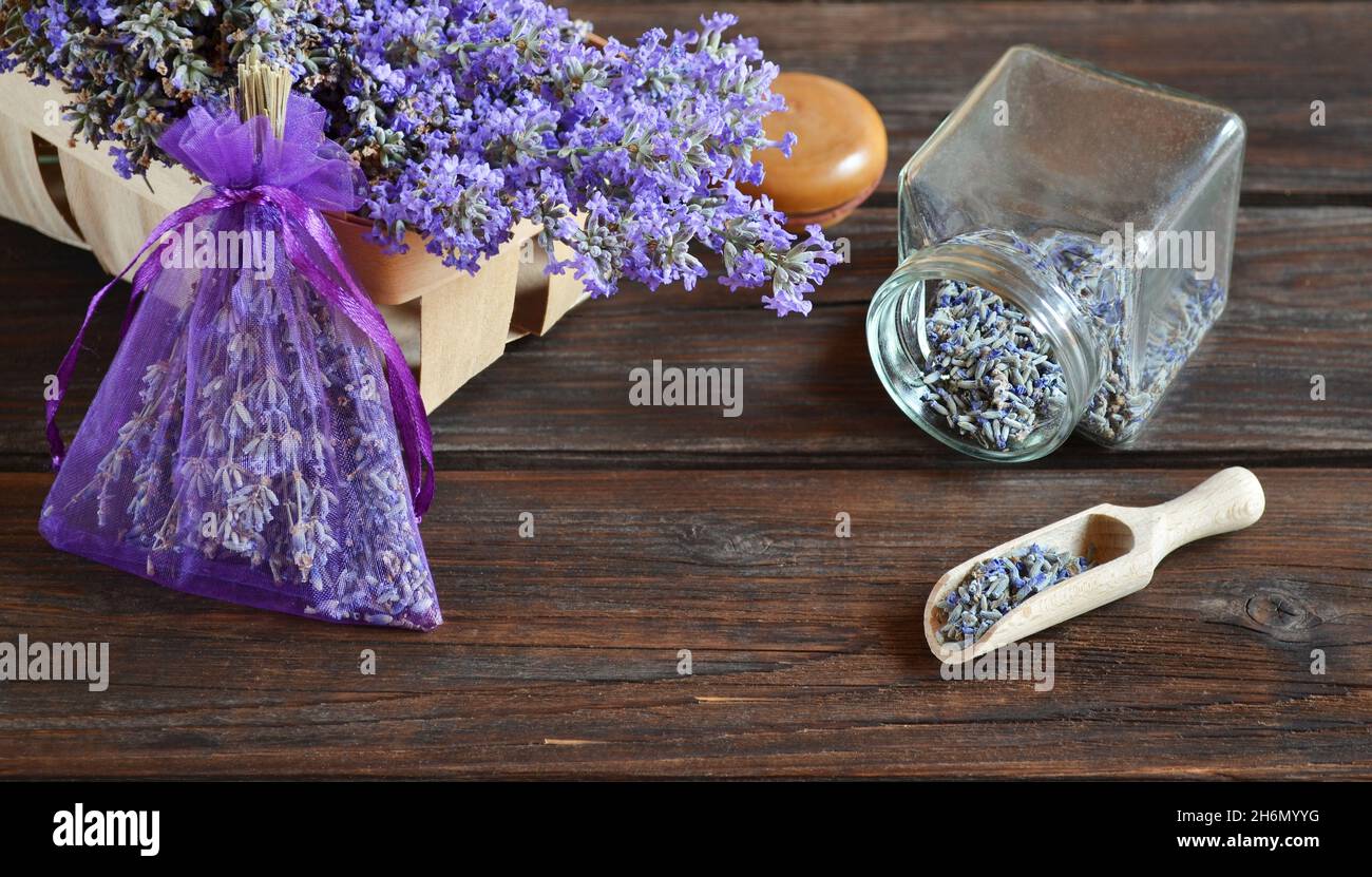 Fiori freschi e secchi di lavanda per fare bustine aromatiche per la casa. Foto Stock