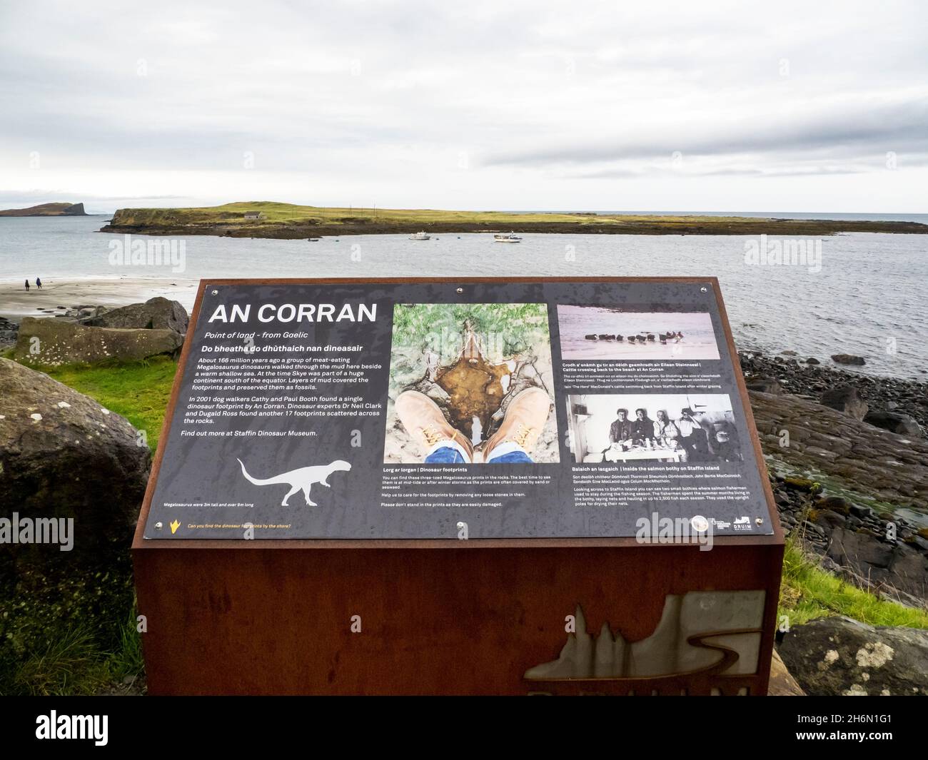 Una bacheca informativa sul sito di un'impronta di dinosauro sauropode presso una spiaggia di Corran, Staffin, sull'isola di Skye, Scozia, Regno Unito. Foto Stock