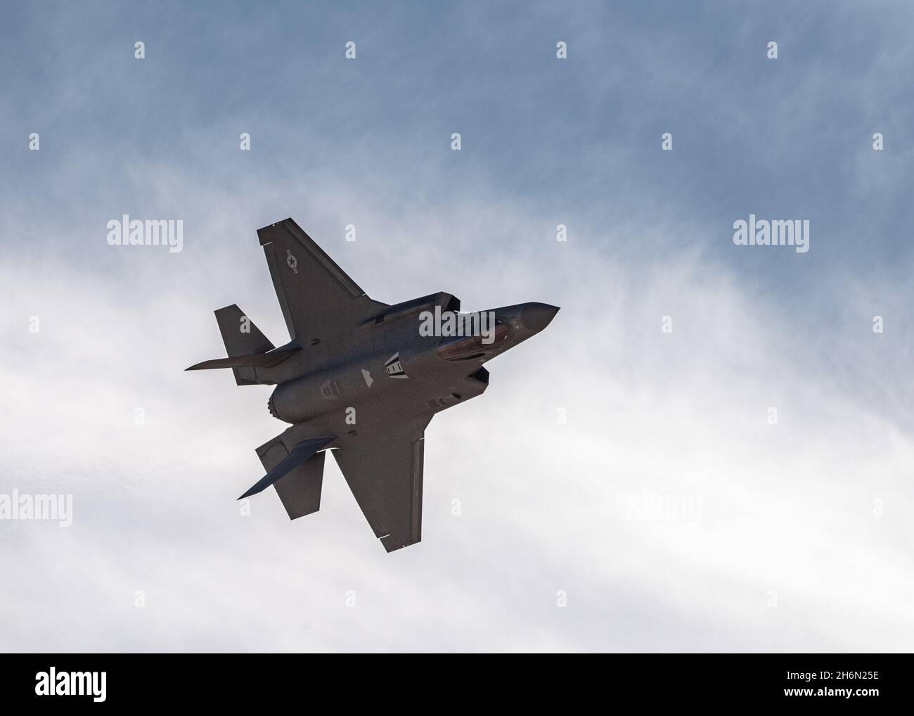 Il maggiore dell'aeronautica statunitense Kristin 'BEO' Wolfe, F-35A Lightning II, pilota e comandante della squadra dimostrativa, vola durante una pratica dimostrativa alla base dell'aeronautica militare Davis Monthan, Ariz., 5 novembre 2021. Wolfe ha guidato la squadra in 17 esposizioni aeree nella stagione 2021, culminando l'anno al Thunder & Lightning Over Arizona Air Show tenuto sulla base dell'aeronautica militare di Davis Monthan. (STATI UNITI Air Force foto di staff Sgt. Codie Trimble) Foto Stock