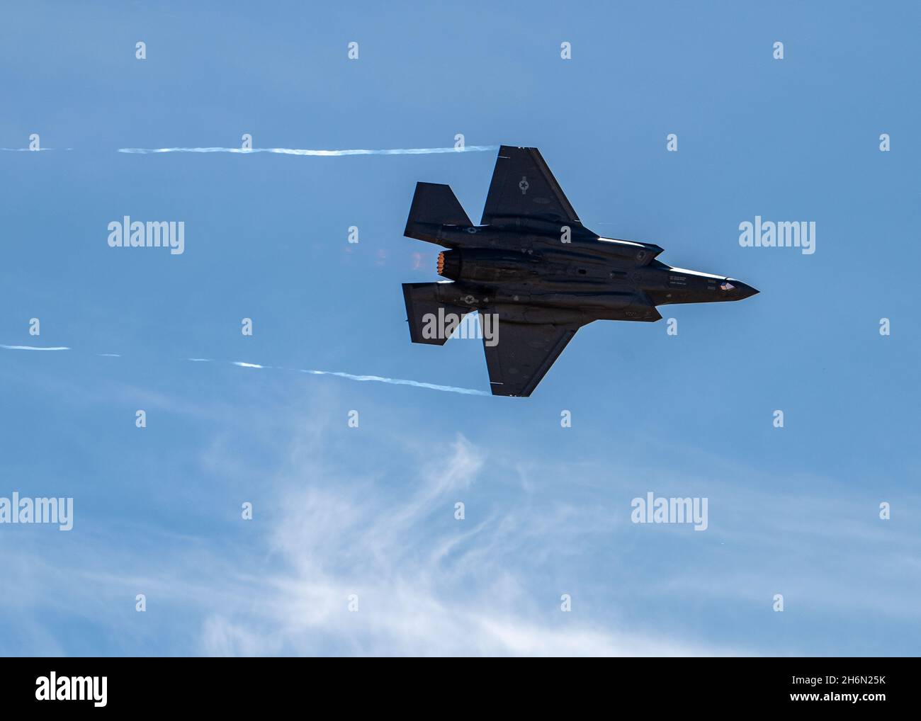 Il maggiore dell'aeronautica statunitense Kristin 'BEO' Wolfe, F-35A Lightning II, pilota e comandante della squadra dimostrativa, vola durante una pratica dimostrativa alla base dell'aeronautica militare Davis Monthan, Ariz., 7 novembre 2021. Wolfe ha guidato la squadra in 17 esposizioni aeree nella stagione 2021, culminando l'anno al Thunder & Lightning Over Arizona Air Show tenuto sulla base dell'aeronautica militare di Davis Monthan. (STATI UNITI Air Force foto di staff Sgt. Codie Trimble) Foto Stock