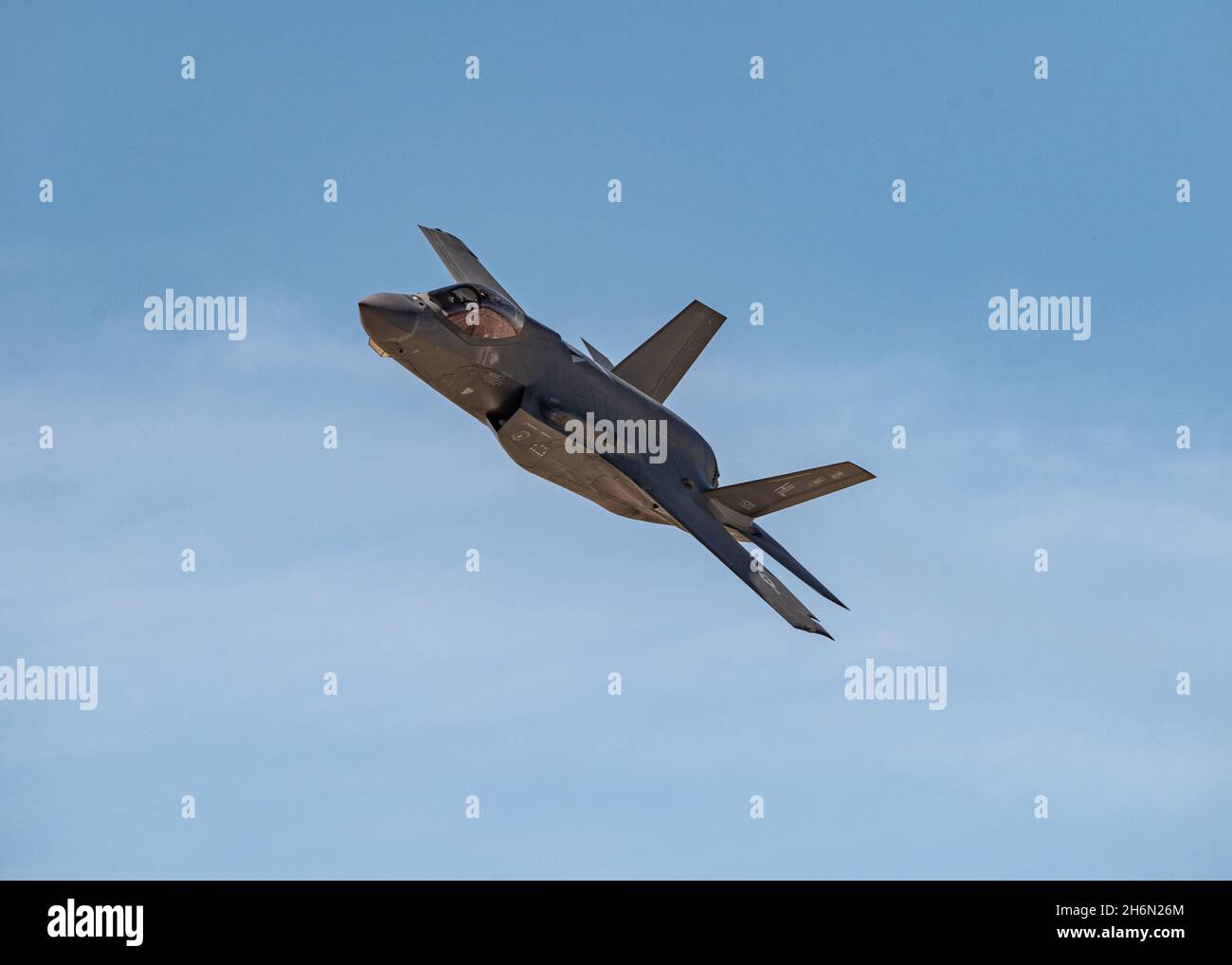 Il maggiore dell'aeronautica statunitense Kristin 'BEO' Wolfe, F-35A Lightning II, pilota e comandante della squadra dimostrativa, vola durante una pratica dimostrativa alla base dell'aeronautica militare Davis Monthan, Ariz., 5 novembre 2021. Wolfe ha guidato la squadra in 17 esposizioni aeree nella stagione 2021, culminando l'anno al Thunder & Lightning Over Arizona Air Show tenuto sulla base dell'aeronautica militare di Davis Monthan. (STATI UNITI Air Force foto di staff Sgt. Codie Trimble) Foto Stock