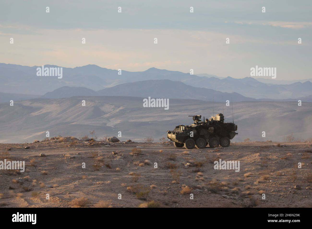 Soldati dell'esercito degli Stati Uniti dal 2° Battaglione, 12° reggimento di fanteria, 2° squadra di combattimento della Brigata Stryker, 4° divisione di fanteria, manovrano uno Stryker sul terreno durante la rotazione decisiva dell'azione 22-02 sul National Training Center di Fort Irwin, California, 1 novembre. Foto dell'esercito degli Stati Uniti di Sgt. Gosselin Ryan, Operations Group, National Training Center. Foto Stock