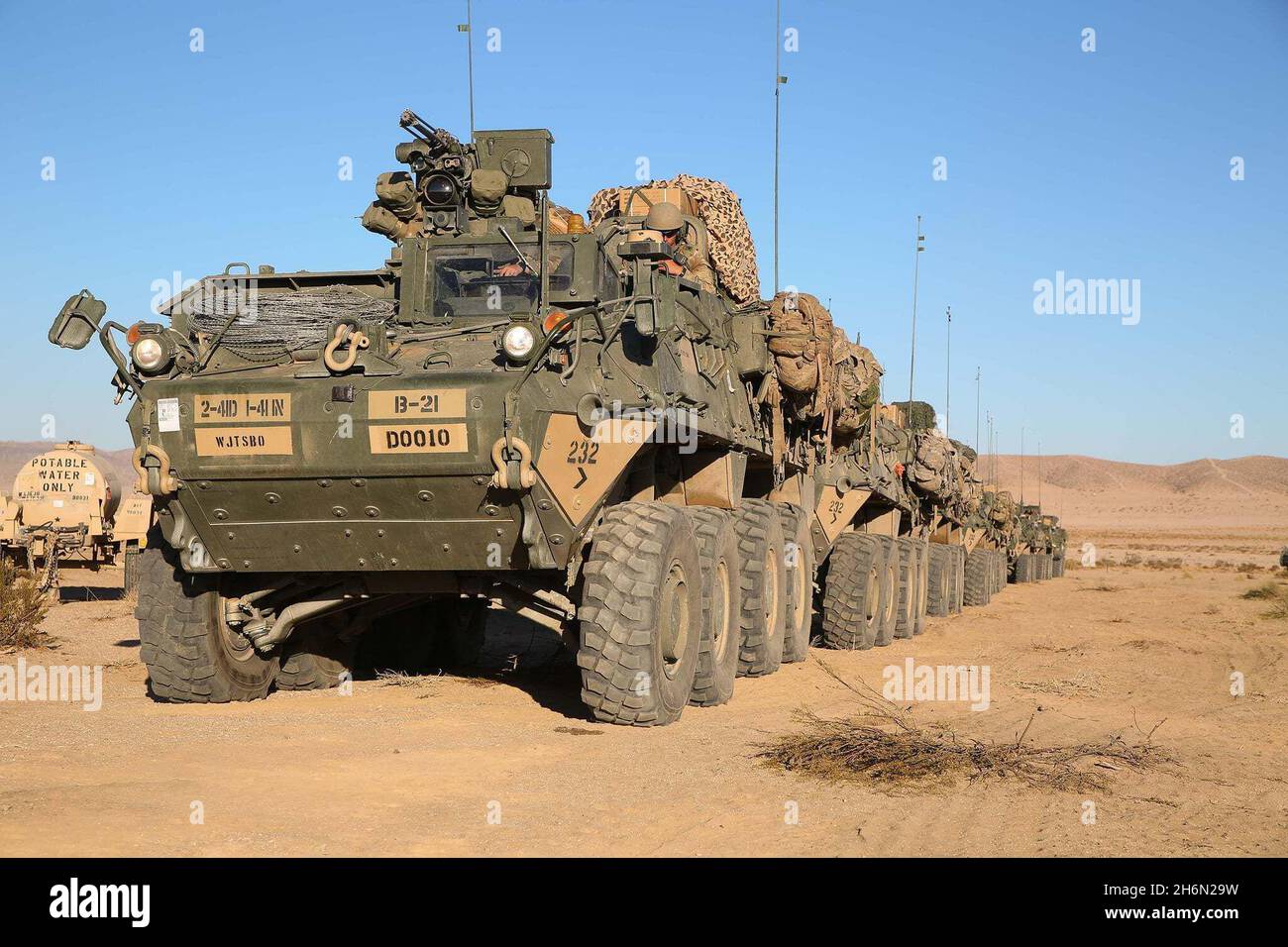 I soldati statunitensi del 1° Battaglione, 41° reggimento fanteria, 2° Stryker Brigade Combat Team, 4° Divisione fanteria, si preparano a condurre un convoglio durante la rotazione decisiva dell'azione 22-02 presso il National Training Center di Fort Irwin, California, ottobre 29. Foto dell'esercito degli Stati Uniti di SPC. Kyle Goines Operations Group, National Training Center. Foto Stock