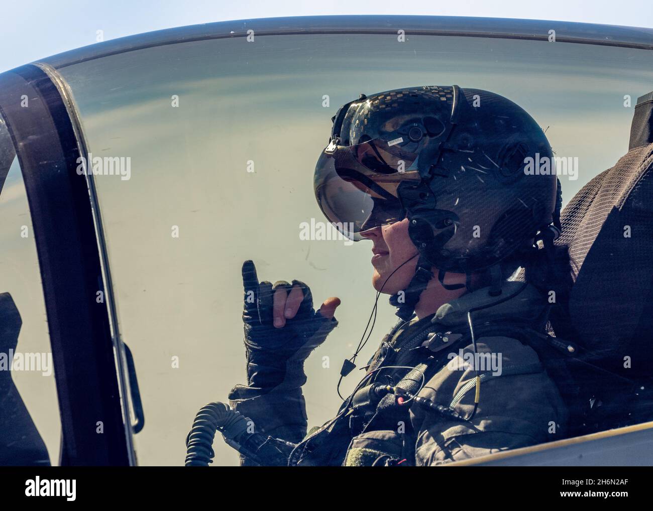 Il maggiore dell'aeronautica statunitense Kristin 'BEO' Wolfe, F-35A Lightning II, pilota e comandante del team dimostrativo, si avvista alla folla dopo una pratica dimostrativa alla base dell'aeronautica militare Davis Monthan, Ariz., 5 novembre 2021. Wolfe ha guidato la squadra in 17 esposizioni aeree nella stagione 2021, culminando l'anno al Thunder & Lightning Over Arizona Air Show tenuto sulla base dell'aeronautica militare di Davis Monthan. (STATI UNITI Air Force foto di staff Sgt. Codie Trimble) Foto Stock