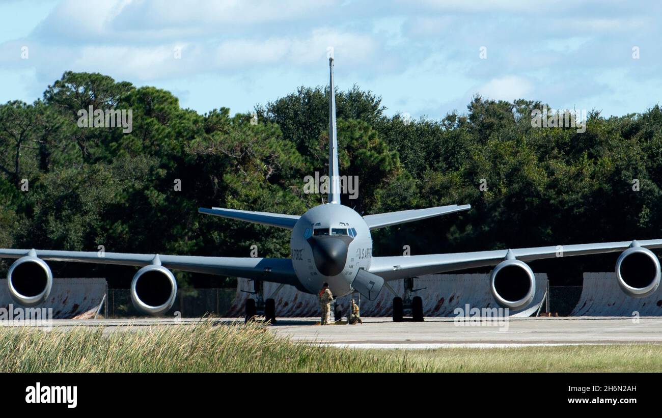 I velivoli assegnati al 6° gruppo di manutenzione effettuano controlli pre-volo su un velivolo KC-135 Stratotanker durante l'esercizio Global Thunder 22 alla base dell'aeronautica di MacDill, Florida, 7 novembre 2021. Le esercitazioni su larga scala, come Global Thunder, prevedono una pianificazione e un coordinamento estesi per fornire una formazione unica alle unità assegnate e agli alleati. (STATI UNITI Air Force foto di Airman 1st Class Lauren Cobin) Foto Stock