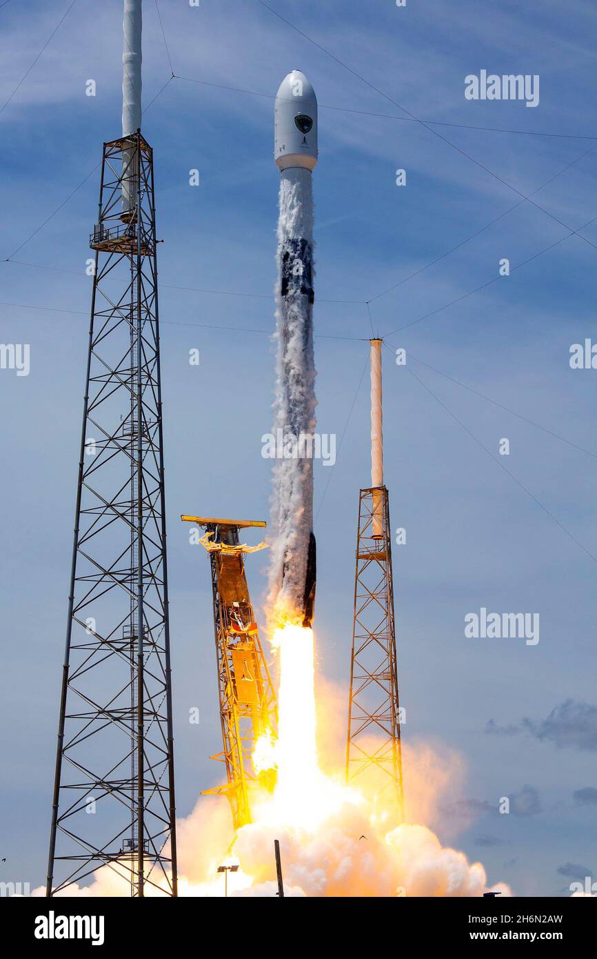 Falcon 9 lancia la missione GPS III Space Vehicle 05 dallo Space Launch Complex 40 presso la Stazione spaziale di Cape Canaveral, Florida, il 17 giugno 2021. Questo è stato il secondo lancio e atterraggio di questo booster Falcon a 9 fasi, che in precedenza supportava il lancio del GPS III Space Vehicle 04. Dopo la separazione delle fasi, SpaceX ha sbarcato la prima tappa di Falcon 9 sulla dronesia “Just Read the Instructions”, situata nell’Oceano Atlantico. Foto Stock