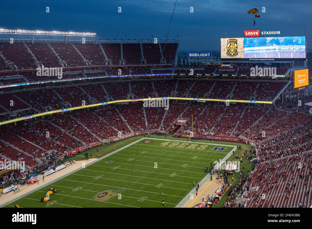 Il paracadute dei Golden Knights nel Levis Stadium prima dell'inizio della partita tra San Francisco 49ers e Los Angeles Rams a San Francisco, Mo Foto Stock