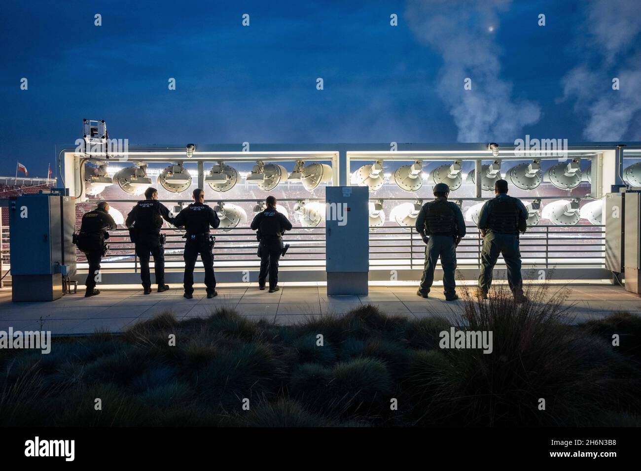 La Guardia Costiera degli Stati Uniti K9 e gli sceriffi di Santa Clara e la polizia di Santa Clara guardano il campo dal tetto prima dell'inizio della partita tra San Franci Foto Stock