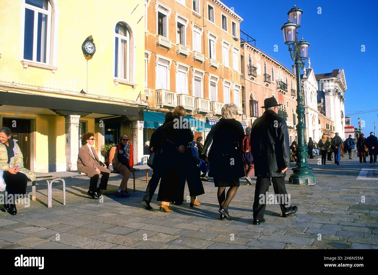 scena stradale lungo il Canal Grande, Venezia, Italia Foto Stock