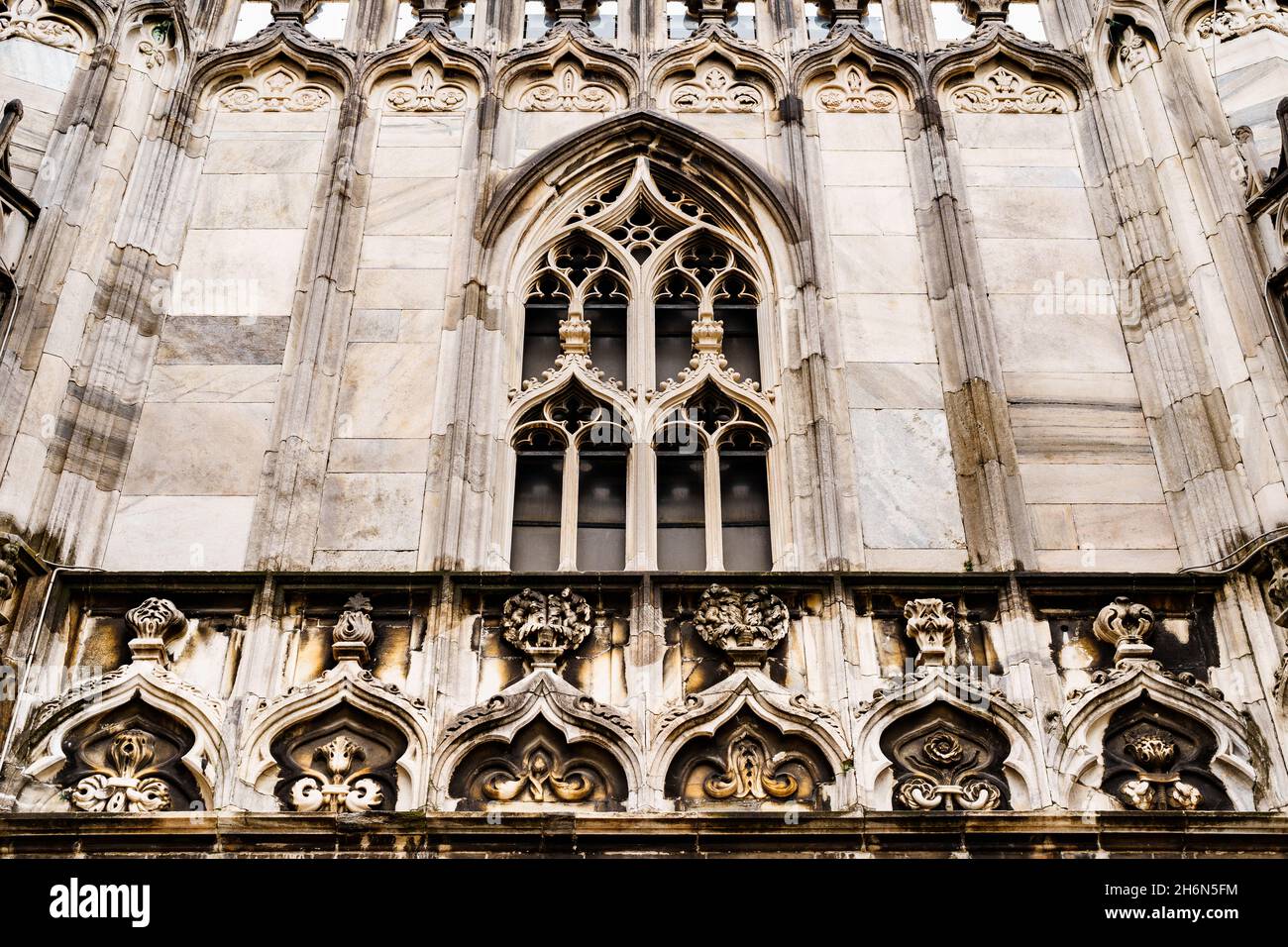 Finestra ad arco con cornice in marmo sulla facciata del Duomo. Italia, Milano Foto Stock