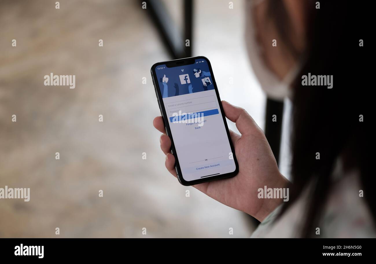 CHIANG mai, THAILANDIA - 14 NOVEMBRE 2021: Logo dell'app social media di Facebook sul log-in, pagina di registrazione di iscrizione sullo schermo dell'app mobile su iPhone X di persona Foto Stock