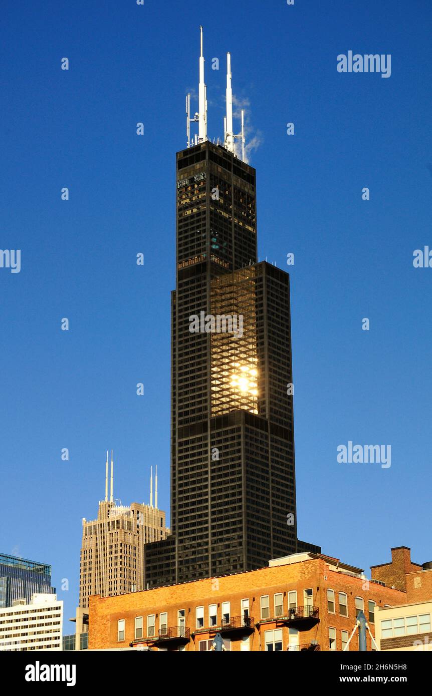 Chicago, Illinois, Stati Uniti. Willis Tower (ex Sears Tower) vista dal lato vicino ovest della città con il sole pomeridiano che si riflette sulle sue finestre. Foto Stock