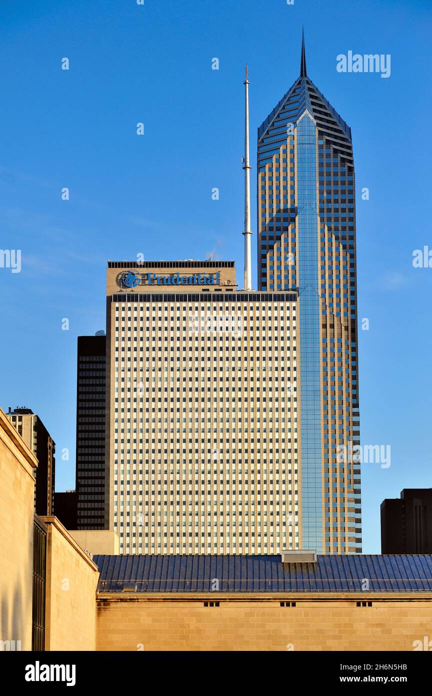 L'One and Two Prudential Plaza di Chicago sorge sopra una parte dell'Art Institute di Chicago. Foto Stock