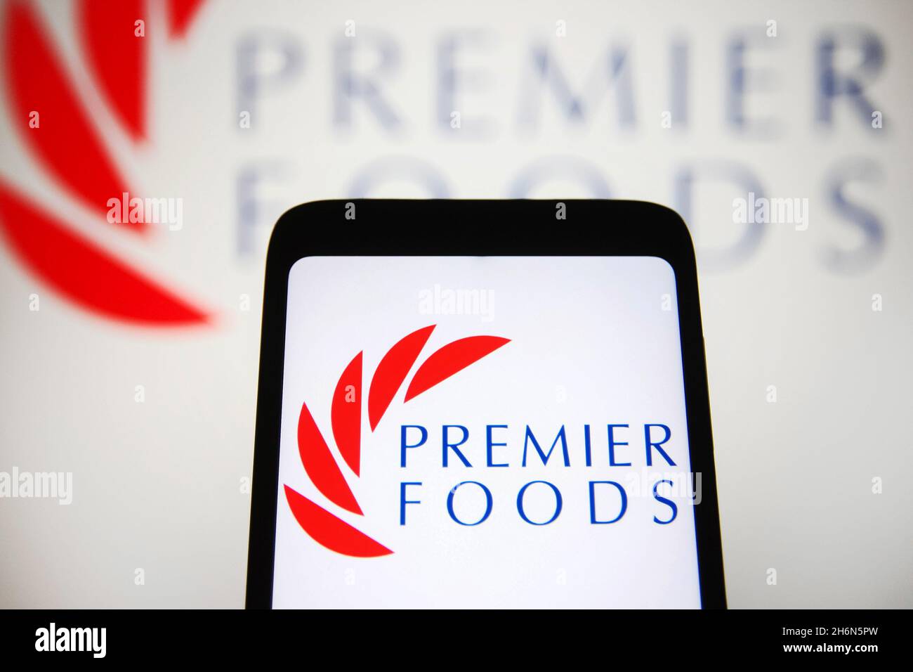 Ucraina. 16 novembre 2021. In questa foto, sullo schermo di uno smartphone e sullo sfondo viene visualizzato il logo Premier Foods plc. (Foto di Pavlo Gonchar/SOPA Images/Sipa USA) Credit: Sipa USA/Alamy Live News Foto Stock