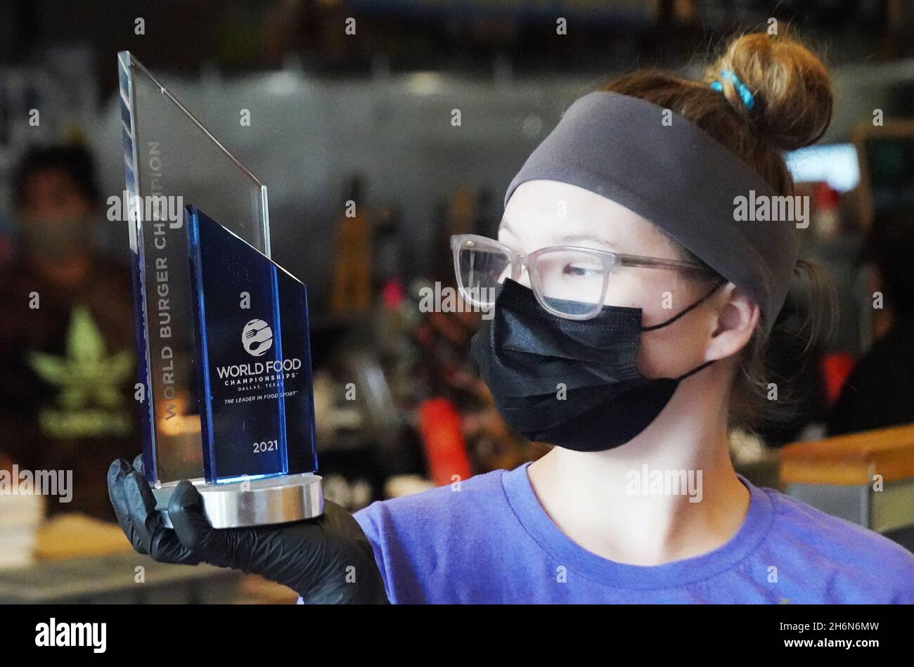 Il direttore Hailey Mattof guarda al premio che questo ristorante ha vinto per il miglior hamburger degli Stati Uniti, all'Hi-Pointe Drive in, a St. Louis, martedì 16 novembre 2021. I Campionati mondiali di cibo tenutisi a Dallas il 10 novembre hanno incoronato l'Hi-Pointe Smash Burger, il miglior hamburger degli Stati Uniti. Gli chef della categoria sono stati sfidati a creare un hamburger utilizzando carne vegetariana impossibile. Il proprietario e chef di Hi-Pointe Mike Johnson ha detto che ha fatto il suo famoso Cowboy Burger per la competizione. Foto di Bill Greenblatt/UPI Foto Stock