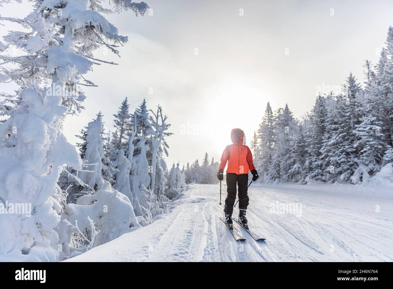 Sci. Sciatrice alpina che va sugli sci indossando casco, occhiali da sci  cool, giacca invernale rigida e guanti da sci. Donna che va in discesa sci  Foto stock - Alamy