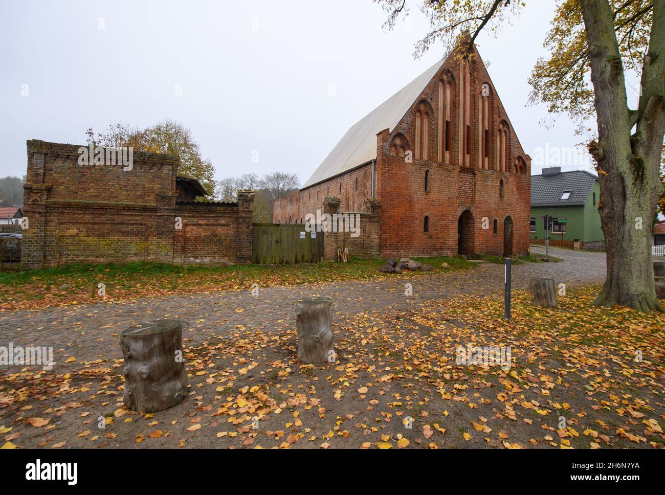 11 novembre 2021, Brandeburgo, Fürstenberg/Havel/OT Himmelpfort: Le rovine della birreria del monastero sono parzialmente coperte da un tetto. I monaci del monastero cistercense fondato nel 1299 hanno prodotto birra e immagazzinato qui le loro forniture. Più tardi, l'edificio gotico in mattoni servì come granaio e fu infine convertito in un edificio residenziale nel 19 ° secolo. Nel 2010, tuttavia, un incendio distrusse le capriate del tetto e l'interno dello storico edificio della birreria, lasciando solo le pareti esterne e un muro a timpano unico nella storia architettonica. I primi passi verso il ripristino del buil Foto Stock