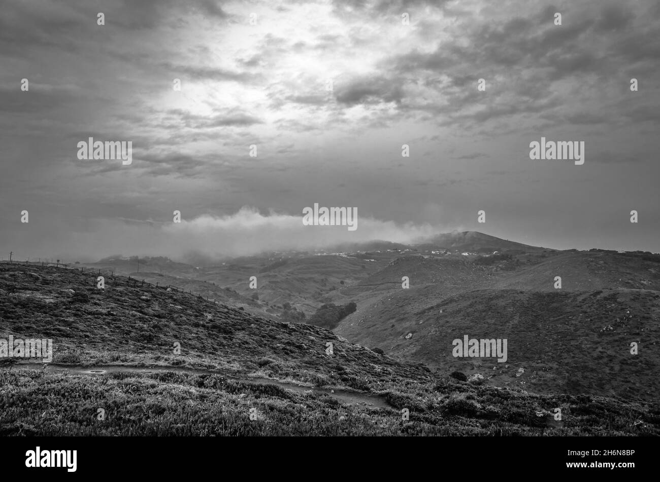 Vista panoramica di un altopiano di Cabo da Roca nebbia. Lisbona, Portogallo. Bianco e nero. Foto Stock