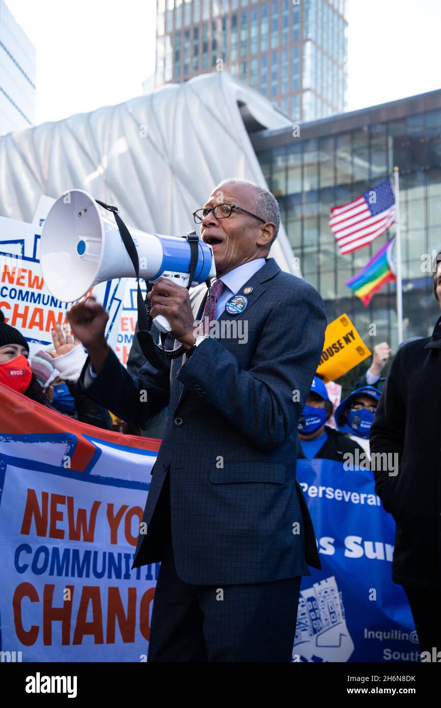 New York, Stati Uniti. 16 novembre 2021. Un manifestante parla di un megafono durante la manifestazione. Attivisti per i diritti dell'edilizia popolare radunati a Hudson Yards per lanciare la campagna House NY che invita i legislatori ad adottare soluzioni reali a lungo termine per la crisi immobiliare COVID-19. Credit: SOPA Images Limited/Alamy Live News Foto Stock New York, Stati Uniti. 16 novembre 2021. Un manifestante parla di un megafono durante la manifestazione. Attivisti per i diritti dell'edilizia popolare radunati a Hudson Yards per lanciare la campagna House NY che invita i legislatori ad adottare soluzioni reali a lungo termine per la crisi immobiliare COVID-19. Credit: SOPA Images Limited/Alamy Live News Foto Stock