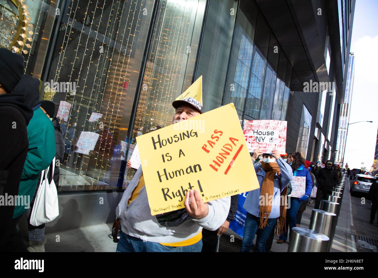 New York, Stati Uniti. 16 novembre 2021. Un manifestante ha un segno dicendo: "L'alloggio è un diritto umano!” Durante la manifestazione.Housing attivisti dei diritti si sono radunati a Hudson Yards per lanciare la campagna House NY chiedendo ai legislatori di adottare soluzioni reali a lungo termine per la crisi immobiliare COVID-19. Credit: SOPA Images Limited/Alamy Live News Foto Stock New York, Stati Uniti. 16 novembre 2021. Un manifestante ha un segno dicendo: "L'alloggio è un diritto umano!” Durante la manifestazione.Housing attivisti dei diritti si sono radunati a Hudson Yards per lanciare la campagna House NY chiedendo ai legislatori di adottare soluzioni reali a lungo termine per la crisi immobiliare COVID-19. Credit: SOPA Images Limited/Alamy Live News Foto Stock