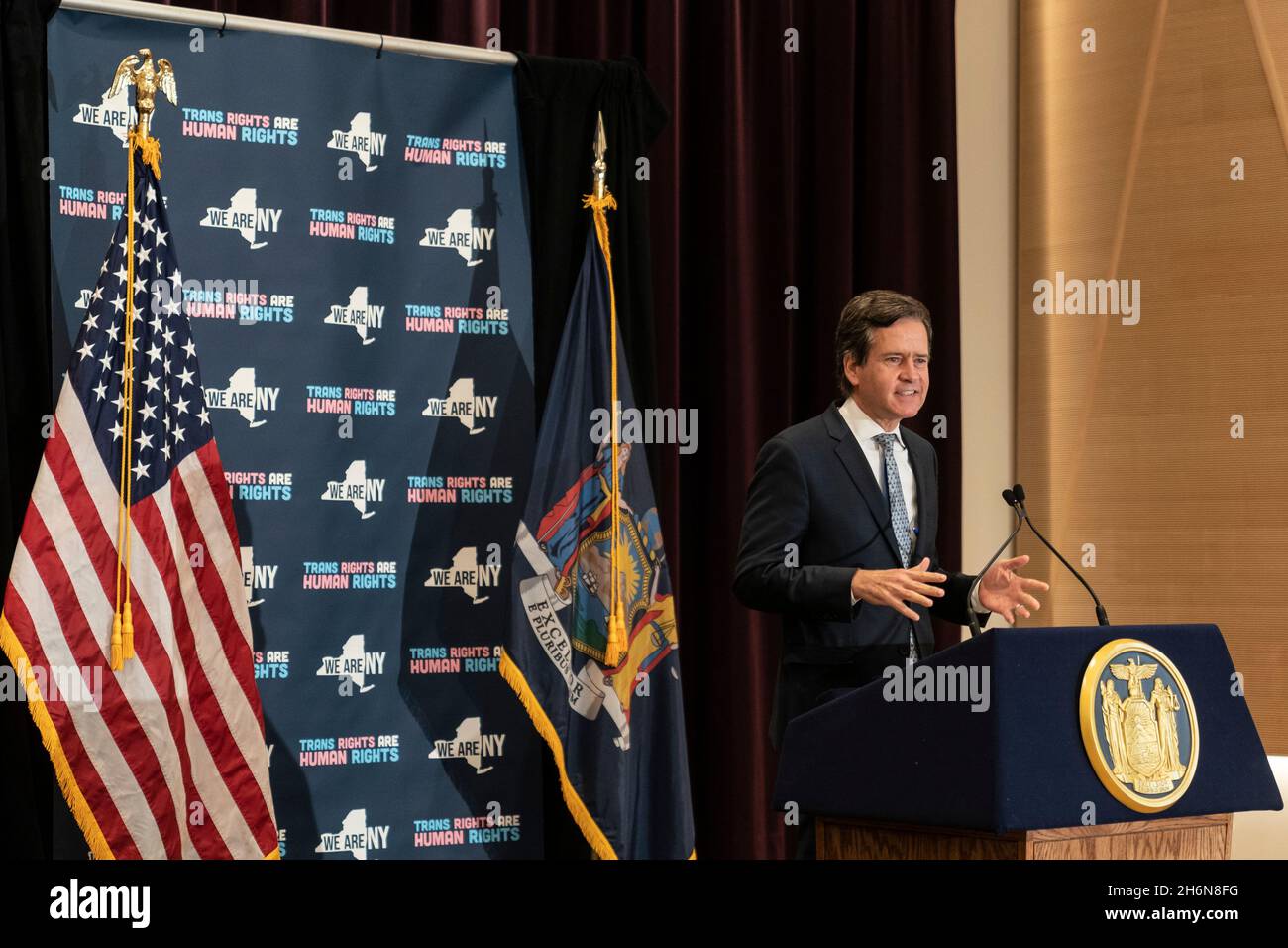 New York, NY - 16 novembre 2021: Il senatore Brad Hoylman parla durante il Governatore Kathy Hochul firma LGBTQ+ tutele fatture e la tenuta della disponibilità dei mezzi di comunicazione al LGBT Community Center Foto Stock