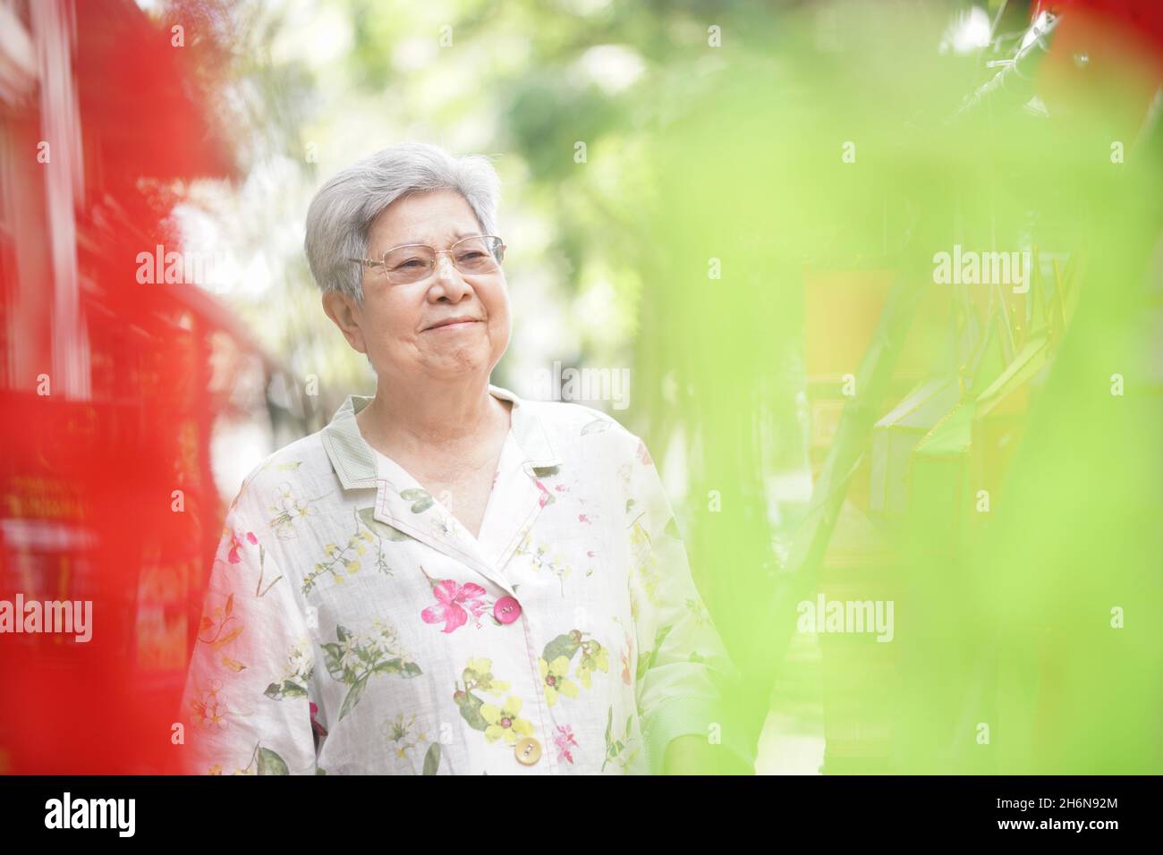 anziano anziano asiatico con appendere carta decorativa festiva lanterna Foto Stock