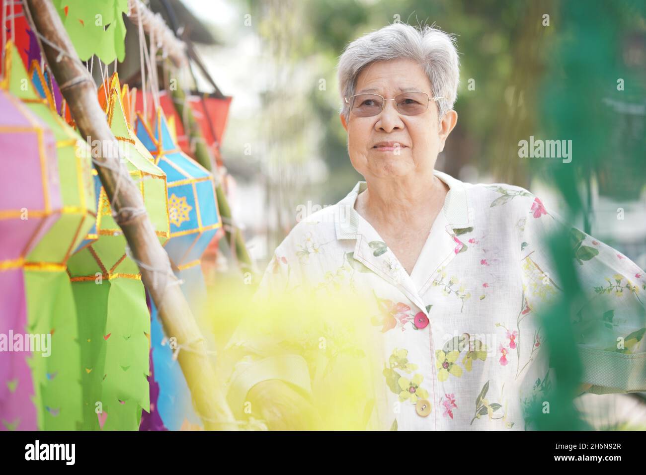 anziano anziano asiatico con appendere carta decorativa festiva lanterna Foto Stock