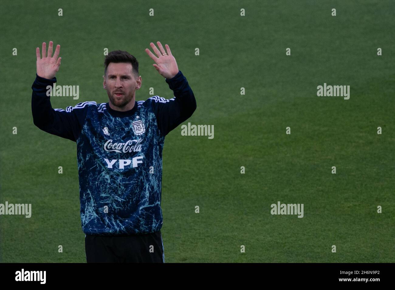 San Juan, San Juan, Argentina. 16 novembre 2021. SAN JUAN, ARGENTINA - NOVEMBRE 16: Lionel messi d'Argentina onda ai tifosi prima della partita tra Argentina e Brasile come parte dei qualificatori sudamericani per il Qatar 2022 allo stadio San Juan del Bicentenario il 16 Novembre 2021 a San Juan, Argentina. (Credit Image: © Florencia Tan Jun/PX Imagens via ZUMA Press Wire) Foto Stock