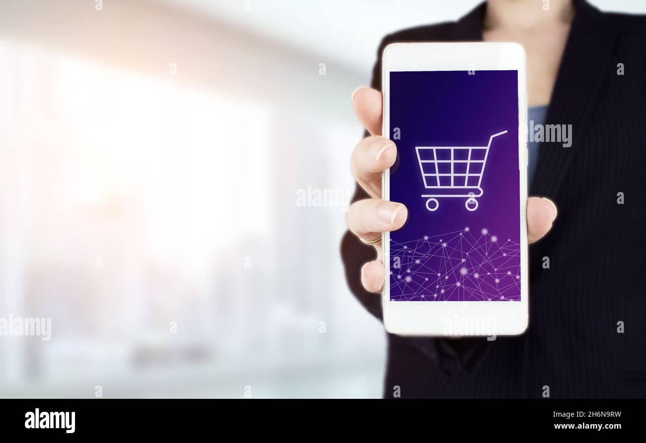Shopping online business tecnologia internet concetto. Smartphone bianco portatile con cartello digitale con ologramma su sfondo sfocato chiaro. Il conc Foto Stock