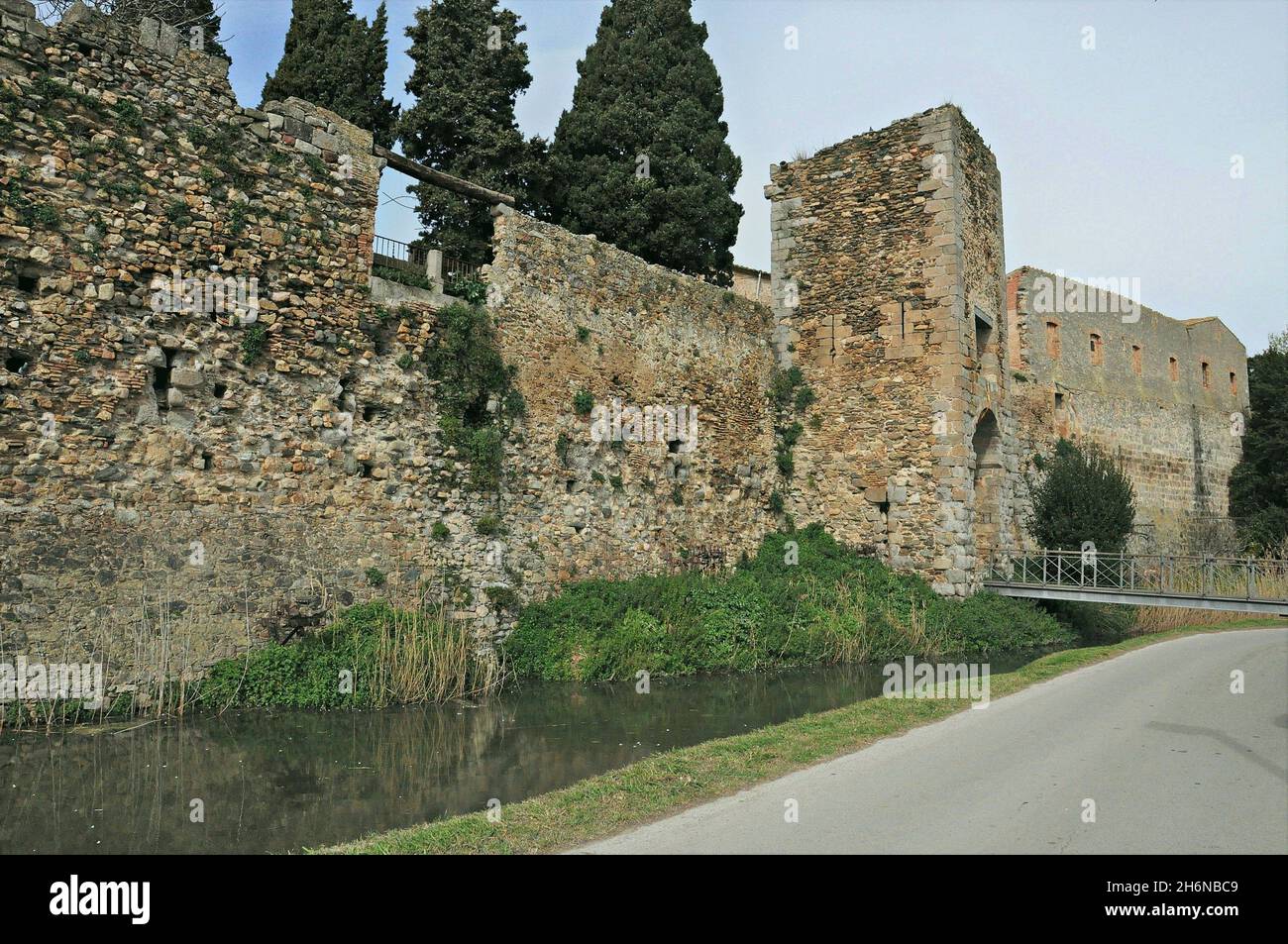 Le antiche mura di Castellón de Ampurias si trovano nella regione catalana dell'Alto Ampurdán provincia di Gerona, Catalogna, Spagna Foto Stock