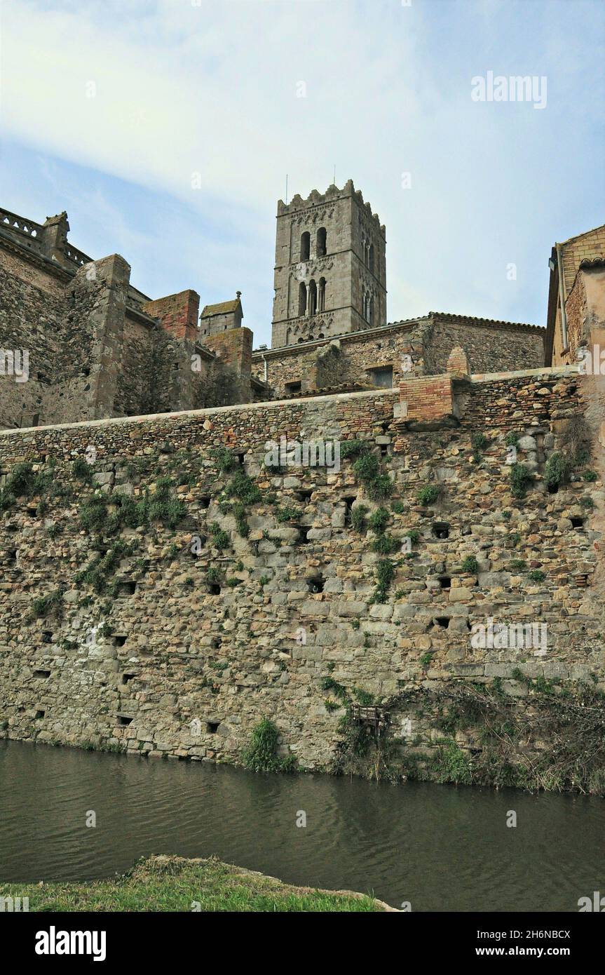 Le antiche mura di Castellón de Ampurias si trovano nella regione catalana dell'Alto Ampurdán provincia di Gerona, Catalogna, Spagna Foto Stock