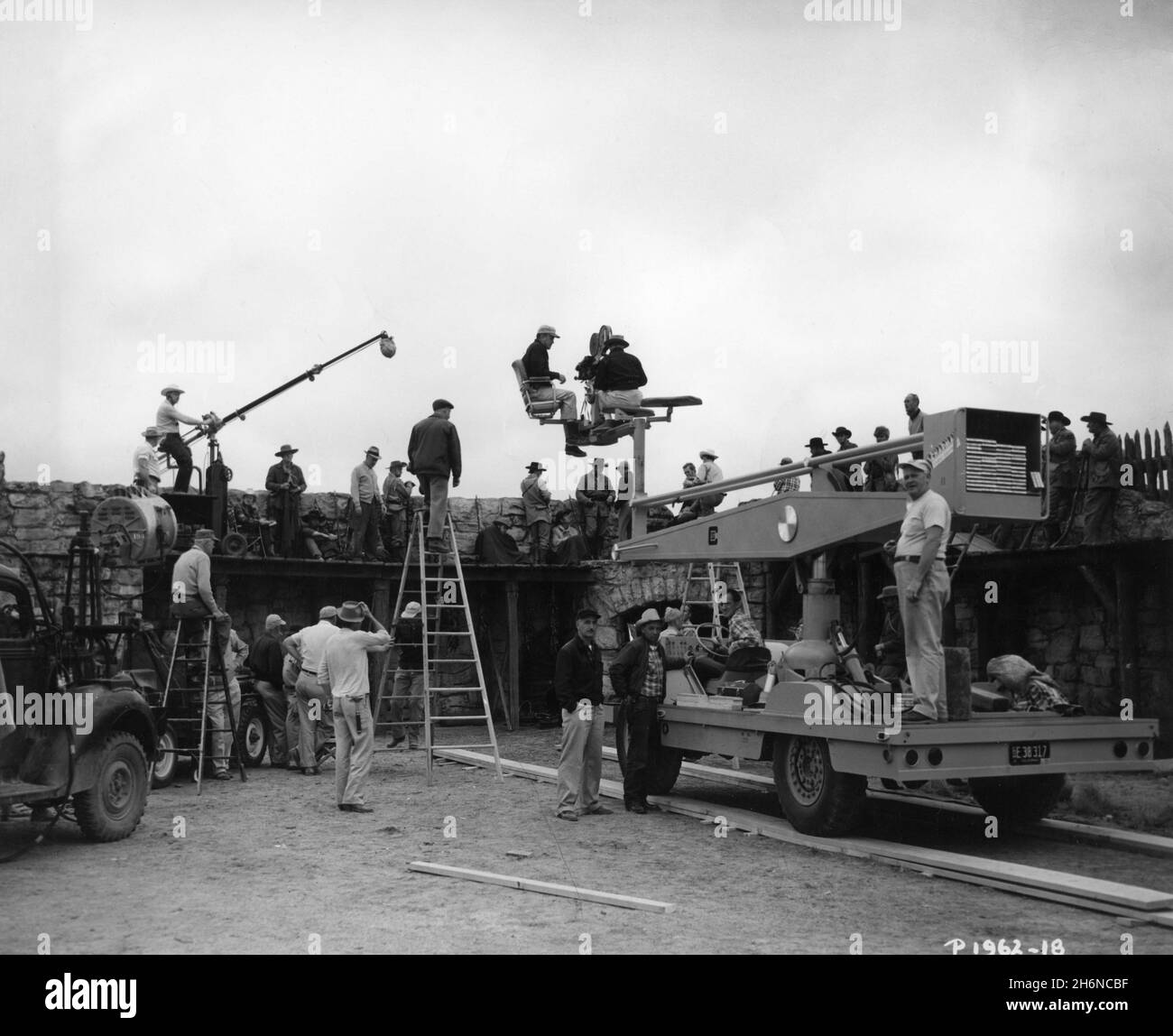 Macchina fotografica / Film Crew e cast tra cui STERLING HAYDEN come Jim Bowie sul set location Candid a Brackettville Texas durante le riprese dell'ULTIMO COMANDO 1955 regista / associate produttore FRANK LLOYD storia Sy Bartlett sceneggiatura Warren Duff musica Max Steiner produttore esecutivo Herbert J. Yates / Republic Pictures Foto Stock