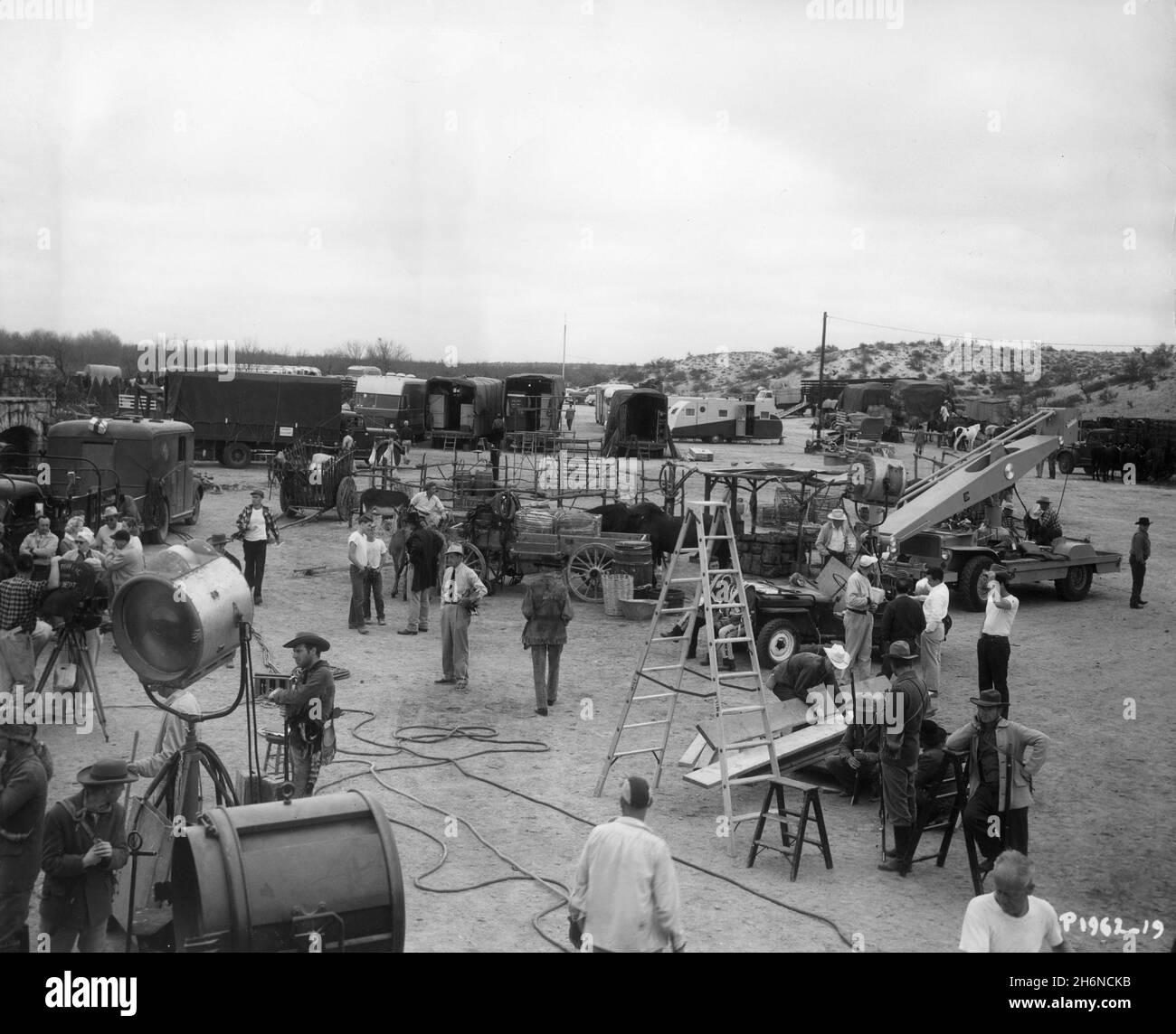 Macchina fotografica / Movie Crew and Actors / Extra sul set location Candid in Brackettville Texas durante le riprese dell'ULTIMO COMANDO 1955 regista / associato produttore FRANK LLOYD storia Sy Bartlett sceneggiatura Warren Duff musica Max Steiner produttore esecutivo Herbert J. Yates / Republic Pictures Foto Stock