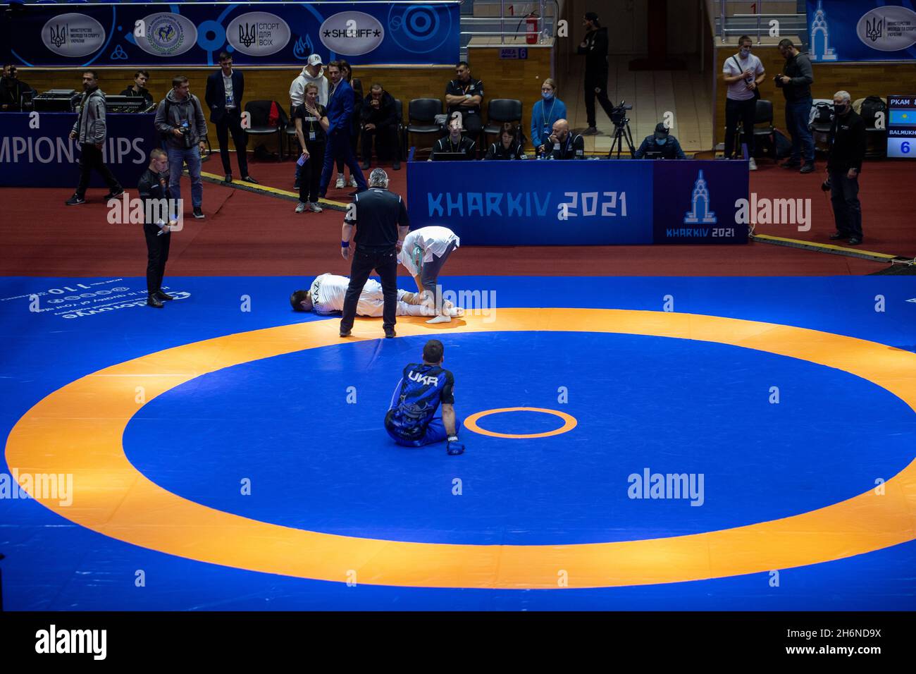 Barkar Andrii (Ucraina) contro Balmukhanov Duman (Kazakhstan) durante i Campionati mondiali di Pankration, Ucraina, Kharkiv, 15-18 novembre 2021 Foto Stock