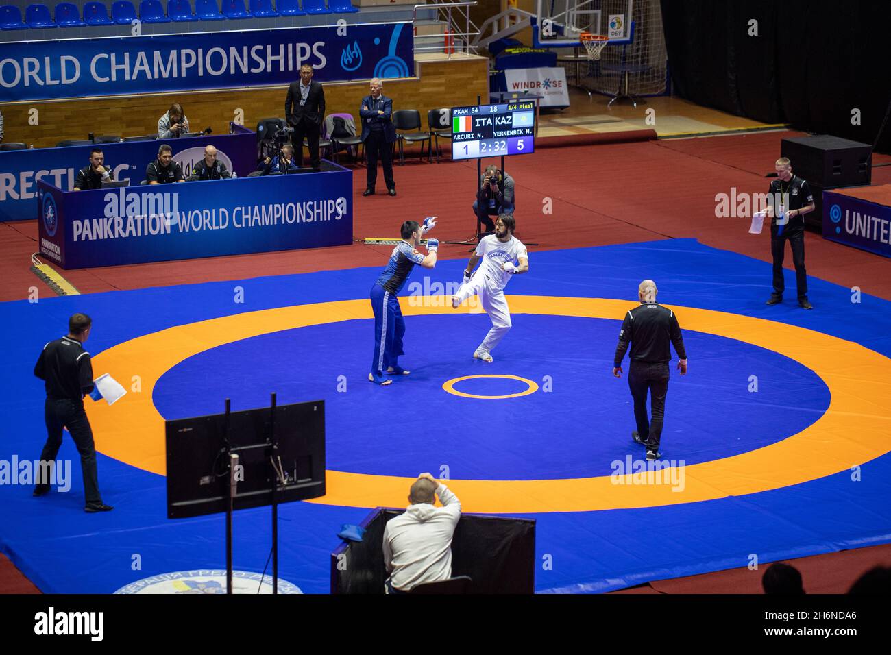 Nicodemo Arkuri (Italia) contro Myrza Yerkenbek (Kazakhstan) durante i Campionati mondiali di Pankration, Ucraina, Kharkiv, 15-18 novembre 2021 Foto Stock